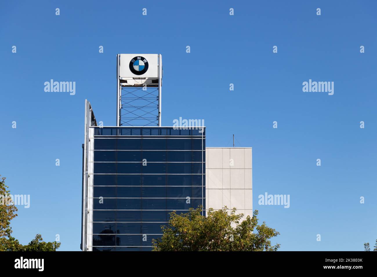 Le logo BMW au sommet d'une tour de signalisation sur un concessionnaire du centre-ville de Toronto pour le constructeur automobile allemand de luxe. Banque D'Images