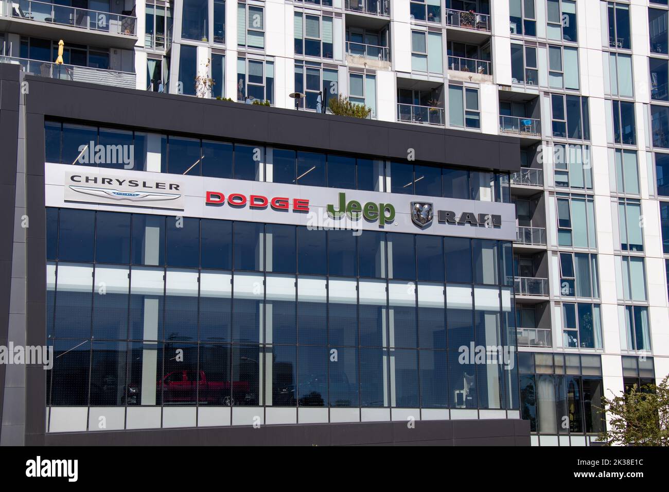 Un concessionnaire de voitures pour Chrysler, Dodge, Jeep et RAM Trucks, toutes les marques Stellantis, est vu dans le centre-ville de Toronto, situé à la base d'un condo. Banque D'Images