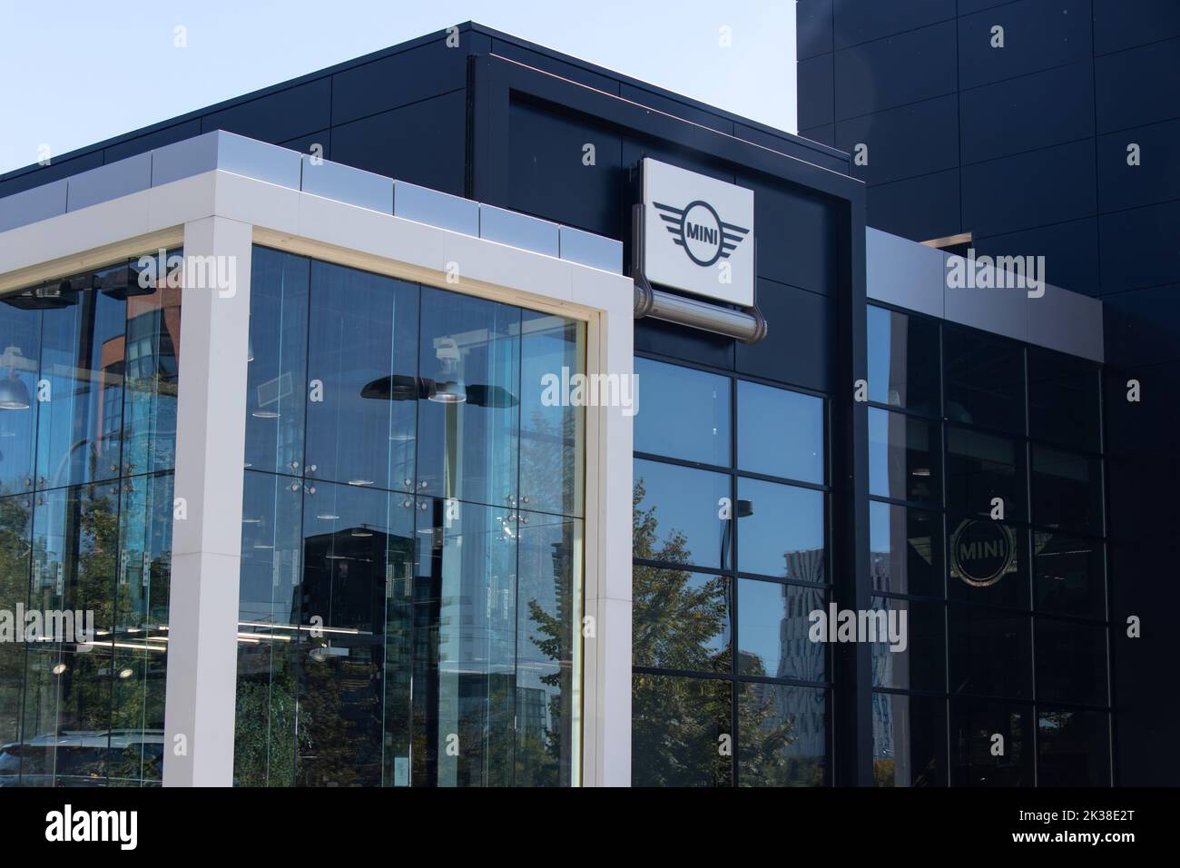 L'avant d'un concessionnaire de mini-voitures est vu par temps ensoleillé, avec le logo Mini au-dessus du bâtiment. Banque D'Images