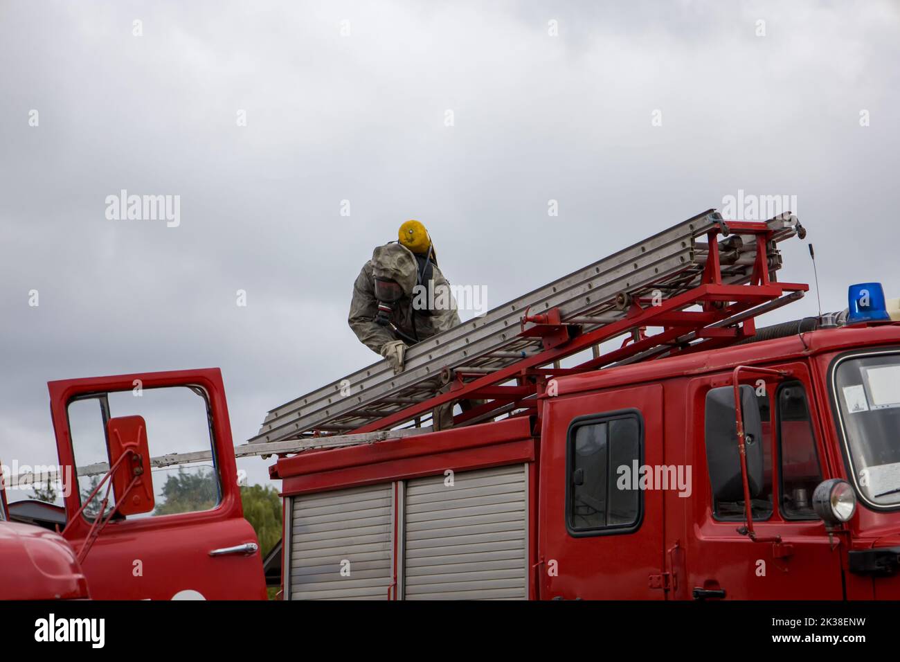 Pompier sur un moteur d'incendie Banque D'Images