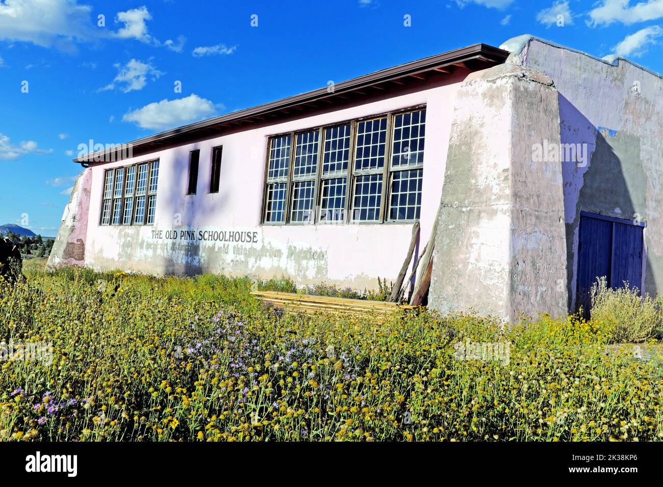 L'Old Pink Schoolhouse, située dans le nord du Nouveau-Mexique, dans la petite ville de Tres Piedras, est une structure emblématique qui est maintenant une résidence privée. Banque D'Images
