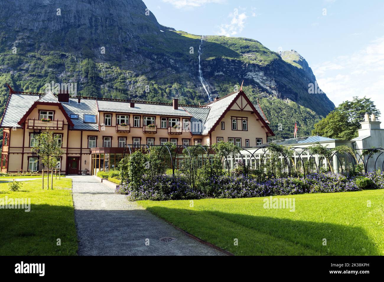 Situé dans un joli jardin à la campagne de Øye, Hjørundfjord, Norvège l'Union Hotel de style suisse qui abrite autrefois la Belle Epoque de royalties et de noblesse accueille toujours Banque D'Images
