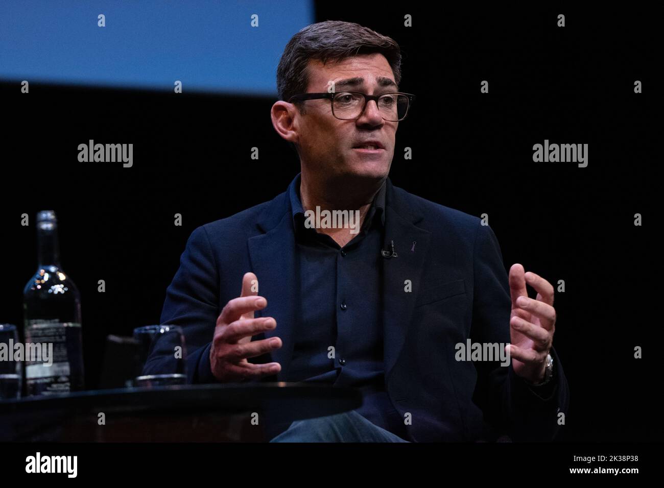 Liverpool, Royaume-Uni. 25th septembre 2022. Andy Burnham (maire de Manchester) a déclaré que la nationalisation des chemins de fer "n'a pas de courage" lors d'un événement en marge avec la rédactrice en chef du journal Guardian, Katharine Vinerat, la Conférence du Parti travailliste de 2022, qui se tient à l'ACC à Kings Dock à Liverpool, au Royaume-Uni. Photo: Garyroberts/worldwidefeatures.com crédit: GaryRobertschography/Alay Live News Banque D'Images