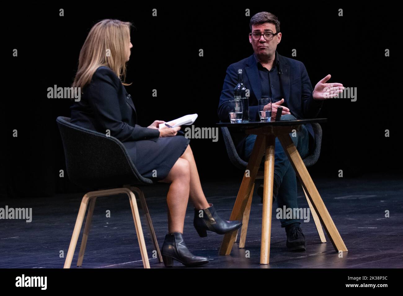 Liverpool, Royaume-Uni. 25th septembre 2022. Andy Burnham (maire de Manchester) a déclaré que la nationalisation des chemins de fer "n'a pas de courage" lors d'un événement en marge avec la rédactrice en chef du journal Guardian, Katharine Vinerat, la Conférence du Parti travailliste de 2022, qui se tient à l'ACC à Kings Dock à Liverpool, au Royaume-Uni. Photo: Garyroberts/worldwidefeatures.com crédit: GaryRobertschography/Alay Live News Banque D'Images