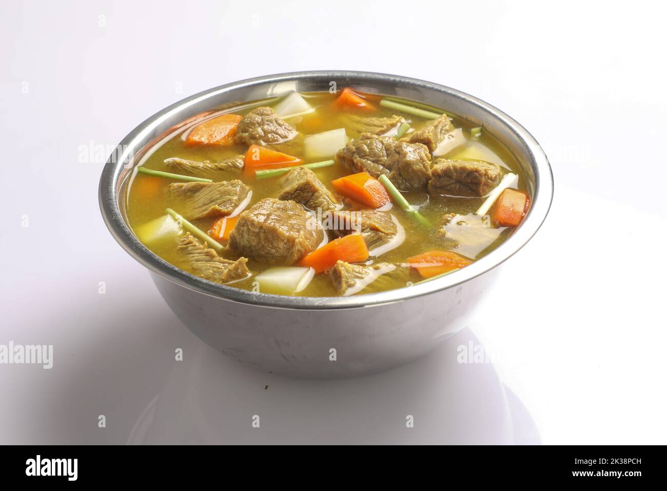 Bœuf avec carottes, oignons divers légumes frais dans une casserole - soupe de printemps claire et colorée. Cuisine rurale décor végétarien stock Banque D'Images