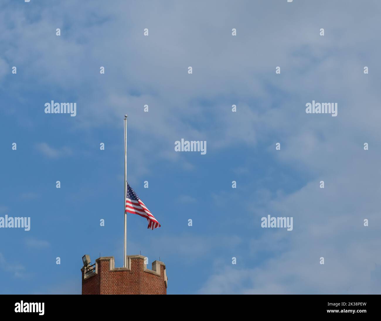 Drapeau en Berne à l'Université Loyola pour l'ancien maire Moon Landrieu de la Nouvelle-Orléans, Louisiane, Etats-Unis sur 12 septembre 2022 Banque D'Images