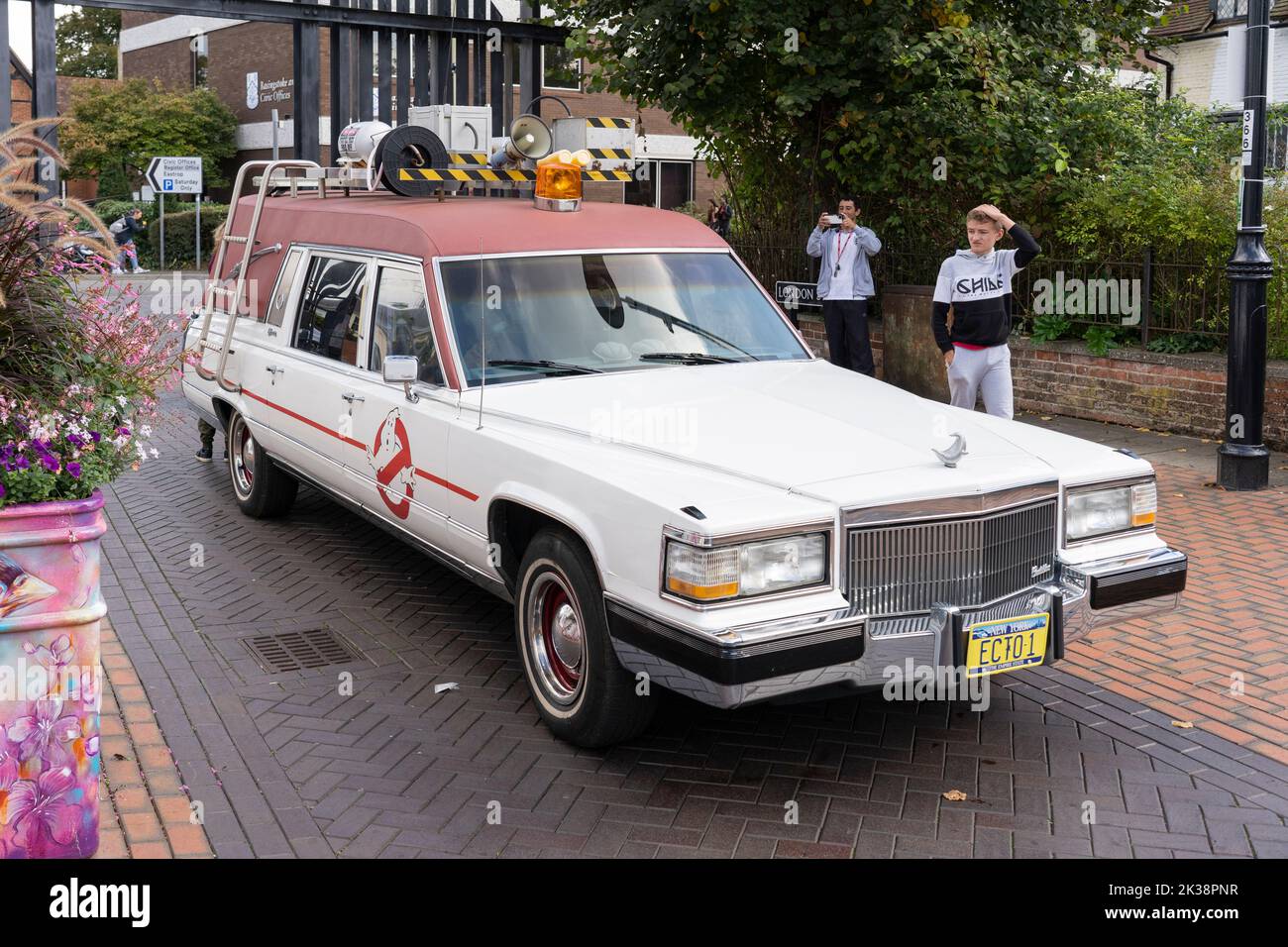 Une réplique de la voiture Ghostbusters ECTO 1 sur la rue London, samedi 24 septembre, par Love Basingstoke en soutien au Festival du film Exit 6. ROYAUME-UNI Banque D'Images