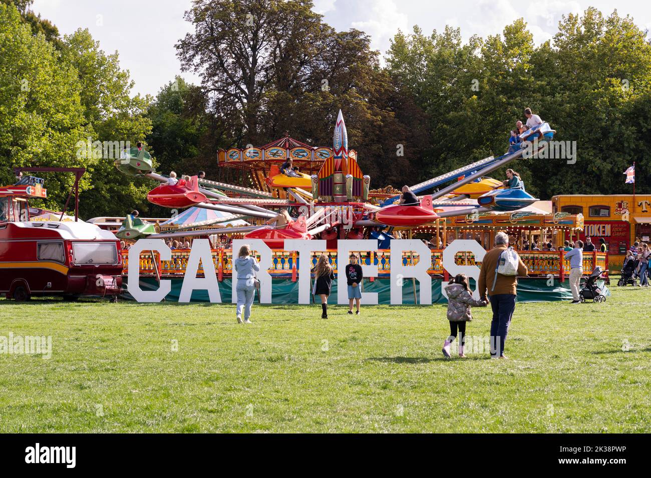 Personnes marchant vers Carters Vintage Steam Funfair lors de sa dernière visite, Basingstoke War Memorial Park, 24 septembre 2022, Angleterre Banque D'Images