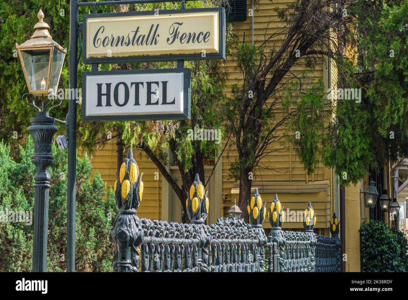 NOUVELLE-ORLÉANS, LA, Etats-Unis - 19 MARS 2020 : panneau, clôture et lampe de l'hôtel Cornstalk Fence dans le quartier français Banque D'Images