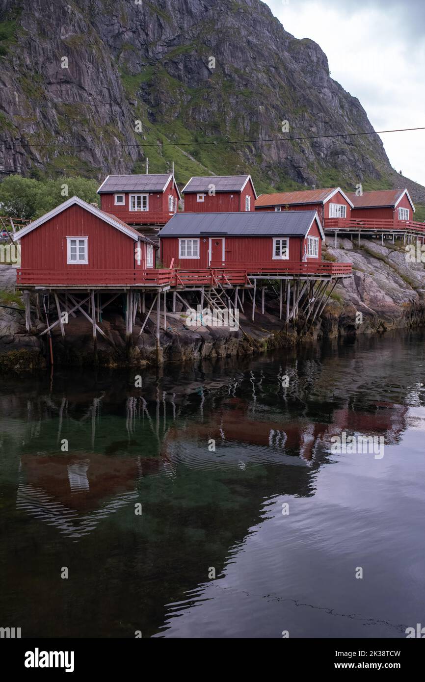 A I Lofoten, Sorvagen Norvège - 18 juillet 2022 : magnifique paysage d'Un village i Lofoten et environs sur les îles Lofoten. Été jour nuageux. Sél Banque D'Images