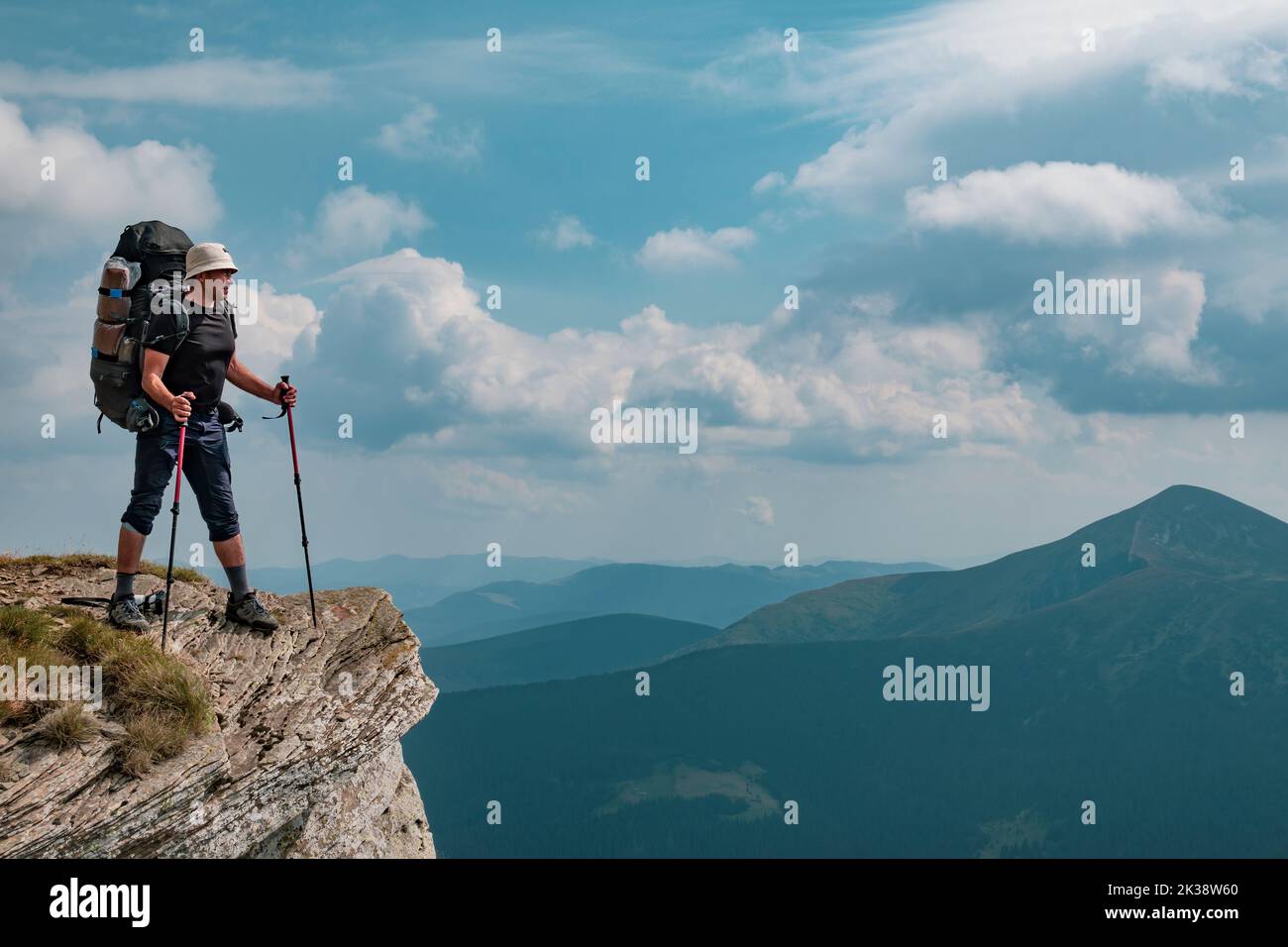 Bon randonneur sur la falaise. Concept de vie active et de réalisation Banque D'Images