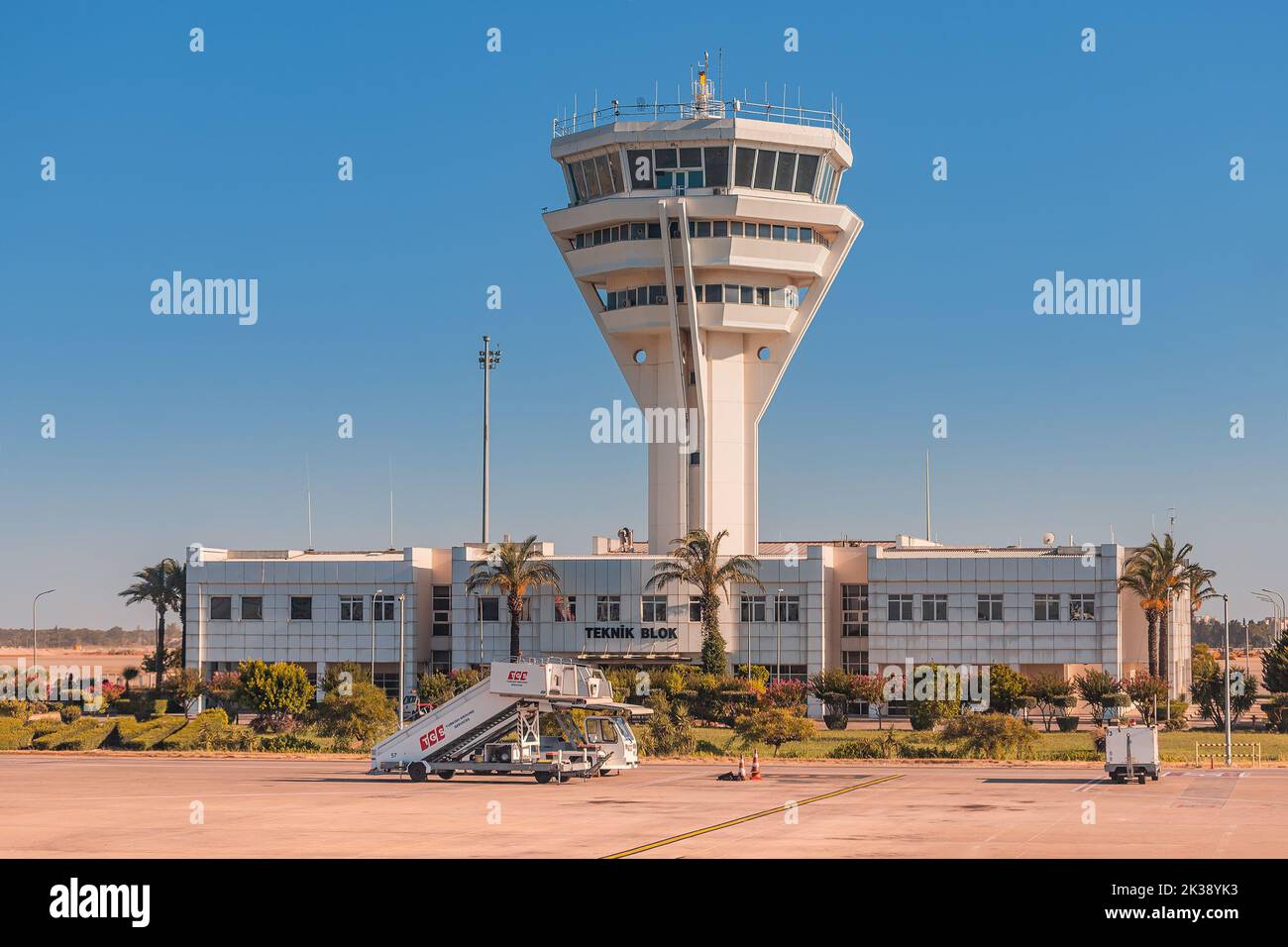 20 juillet 2022, Antalya, Turquie : la tour de contrôle de l'aéroport servant à des décollages et atterrissages sûrs des avions. Infrastructure de piste et expédition wor Banque D'Images