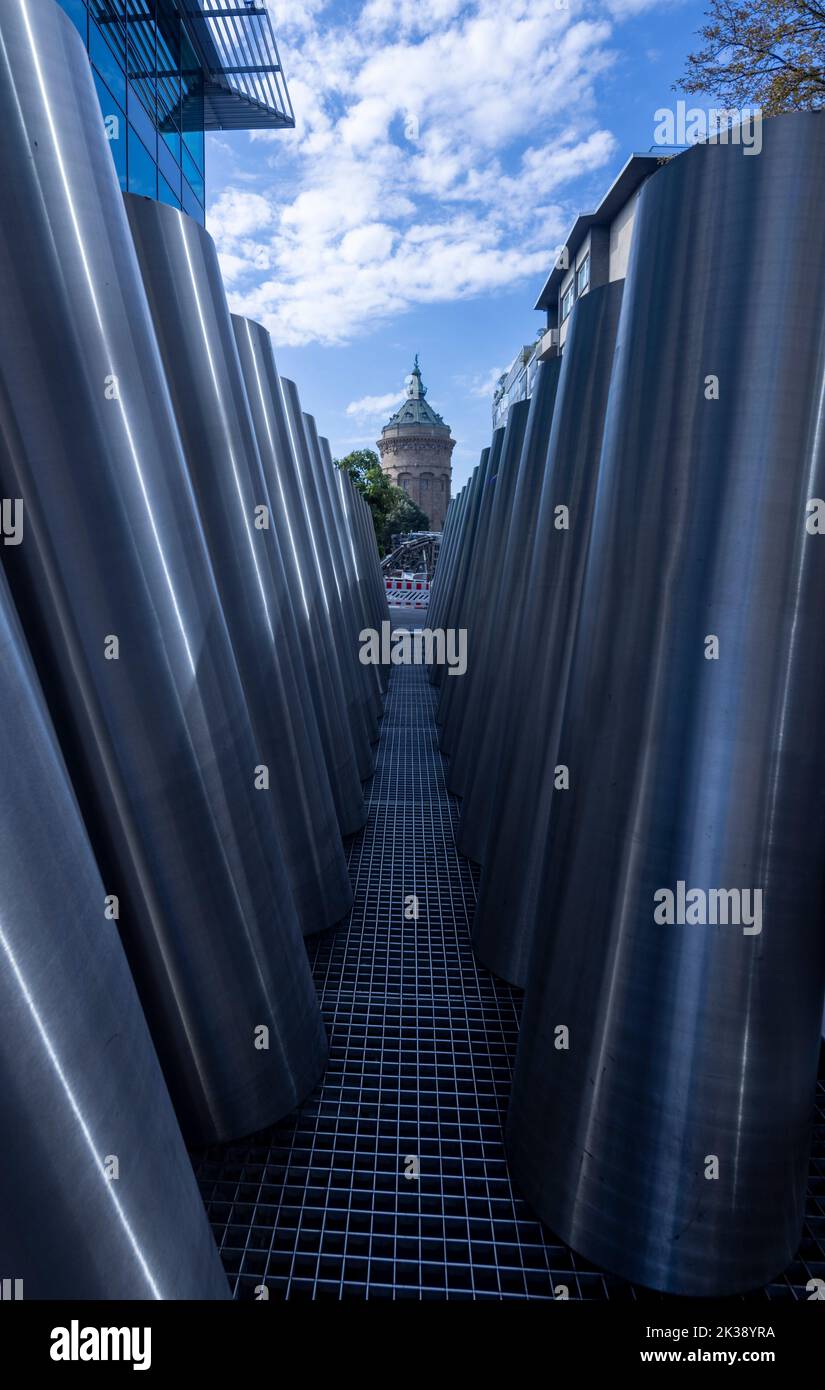 Vue à travers les tuyaux modernes en acier inoxydable, la Tour de l'eau (Wasserturm), Mannheim, Allemagne. Banque D'Images