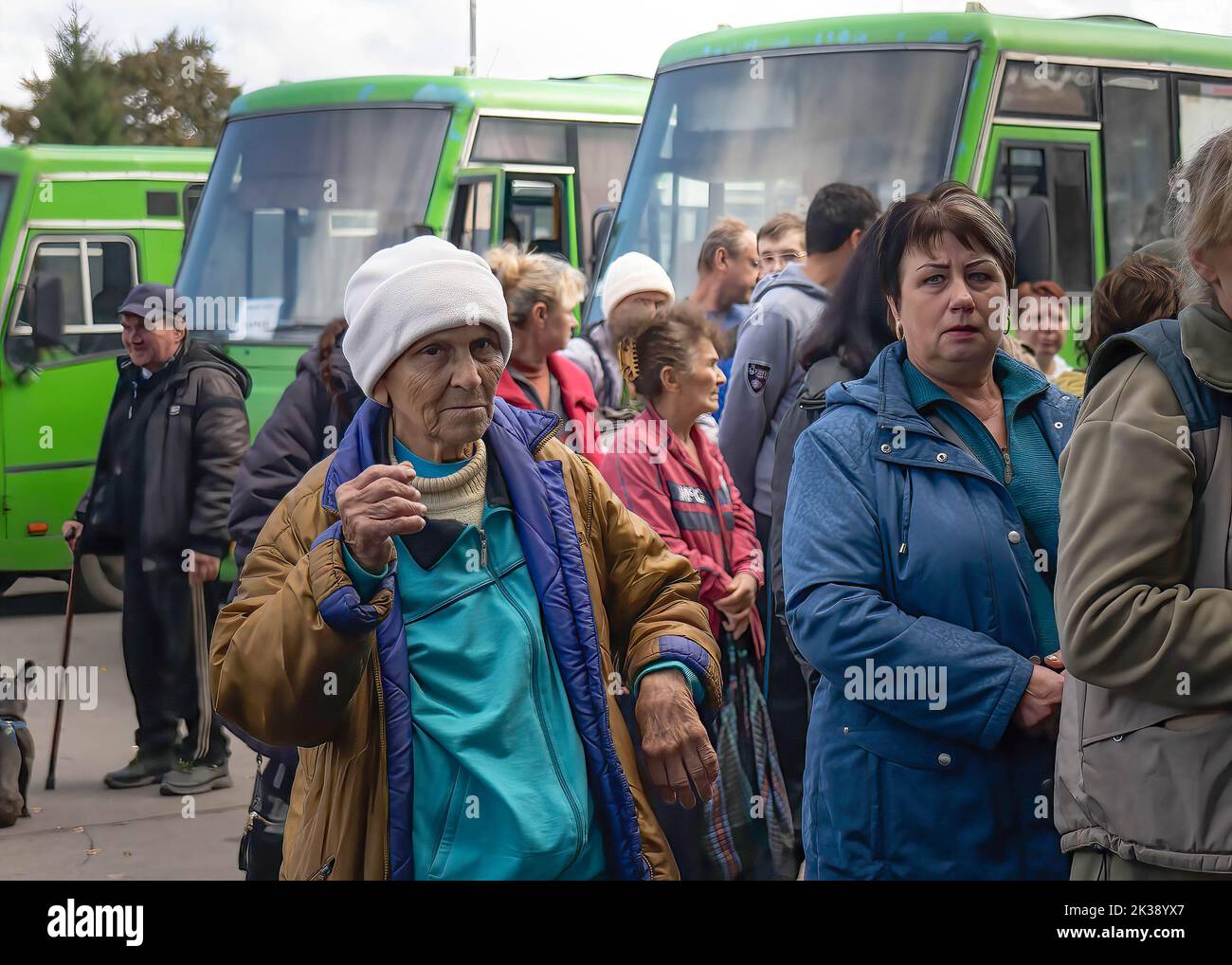 Shevchenkove, Ukraine. 21st septembre 2022. Les résidents sont à bord du bus d'évacuation pour Shevchenkove. Des civils ukrainiens sont évacués alors que les forces armées ukrainiennes et russes se battent dans le nord-est du pays. L'Ukraine a rencontré la résistance des troupes russes alors qu'elle a fait une contre-offensive réussie dans le nord-est du pays, retrouvant la quasi-totalité de la région de Kharkiv. (Image de crédit : © Ashley Chan/SOPA Images via ZUMA Press Wire) Banque D'Images