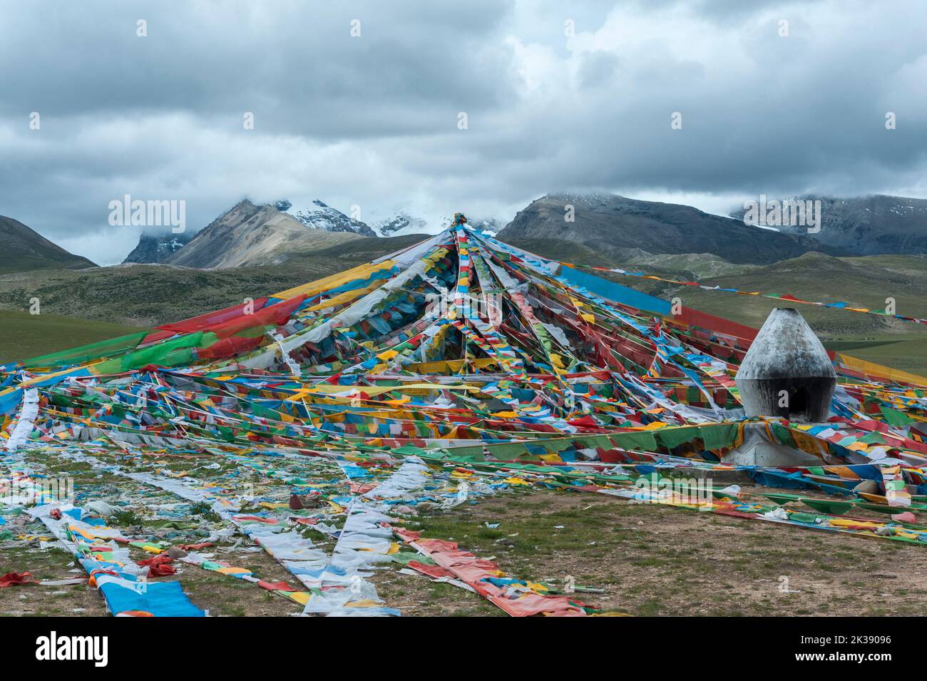 Col de Nyenchen Tonglha. Drapeaux de prière à côté de la base du mont Nyenchen Tanglha 7111 mètres de haut, Tibet Chine. Une des montagnes saintes pour les Tibétains Banque D'Images