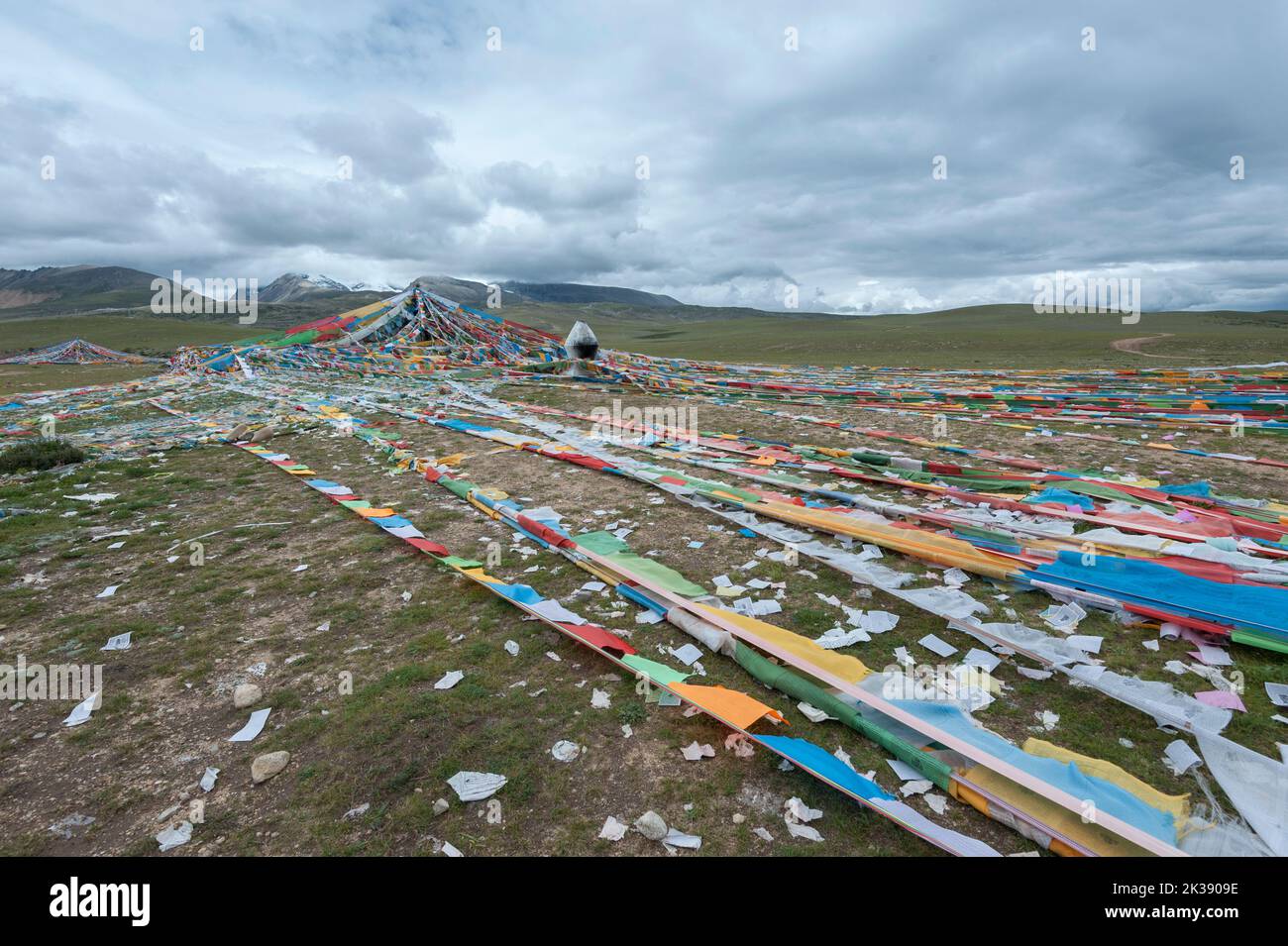 Col de Nyenchen Tonglha. Drapeaux de prière à côté de la base du mont Nyenchen Tanglha 7111 mètres de haut, Tibet Chine. Une des montagnes saintes pour les Tibétains Banque D'Images