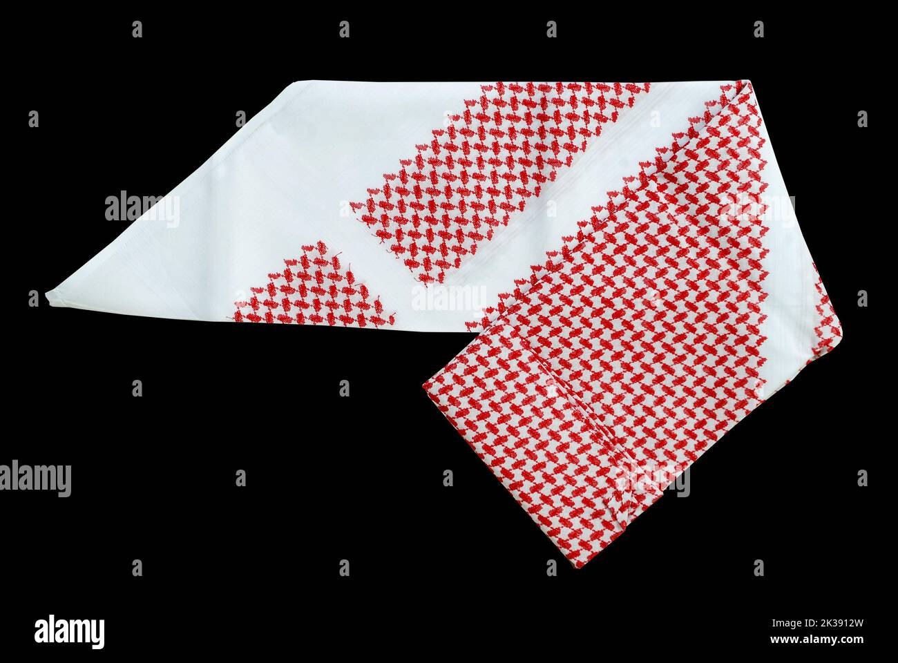 saudi men habillement accessoire foulard rouge shemagh gros plan noir espace pour texte luxe traditionnel arabe hommes dressing Banque D'Images