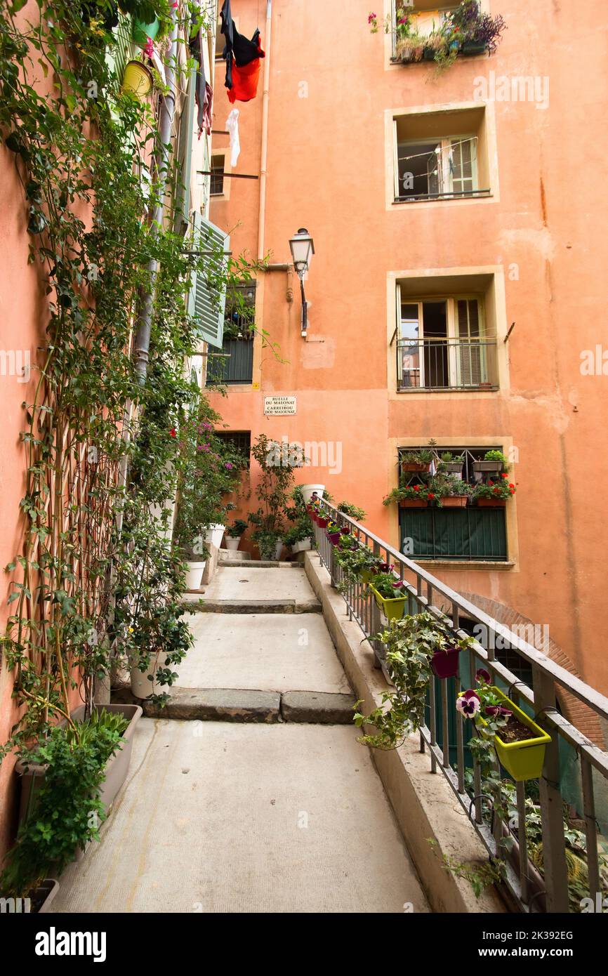 Rue étroite colorée de Nice sur la Côte d'Azur Banque D'Images