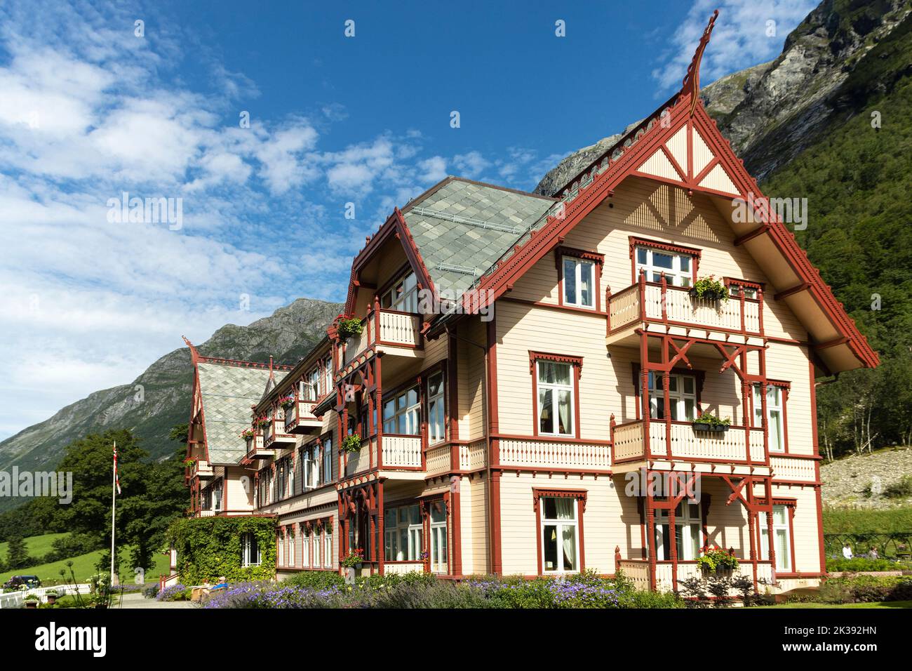 Situé dans un joli jardin à la campagne de Øye, Hjørundfjord, Norvège l'Union Hotel de style suisse qui abrite autrefois la Belle Epoque de royalties et de noblesse accueille toujours Banque D'Images