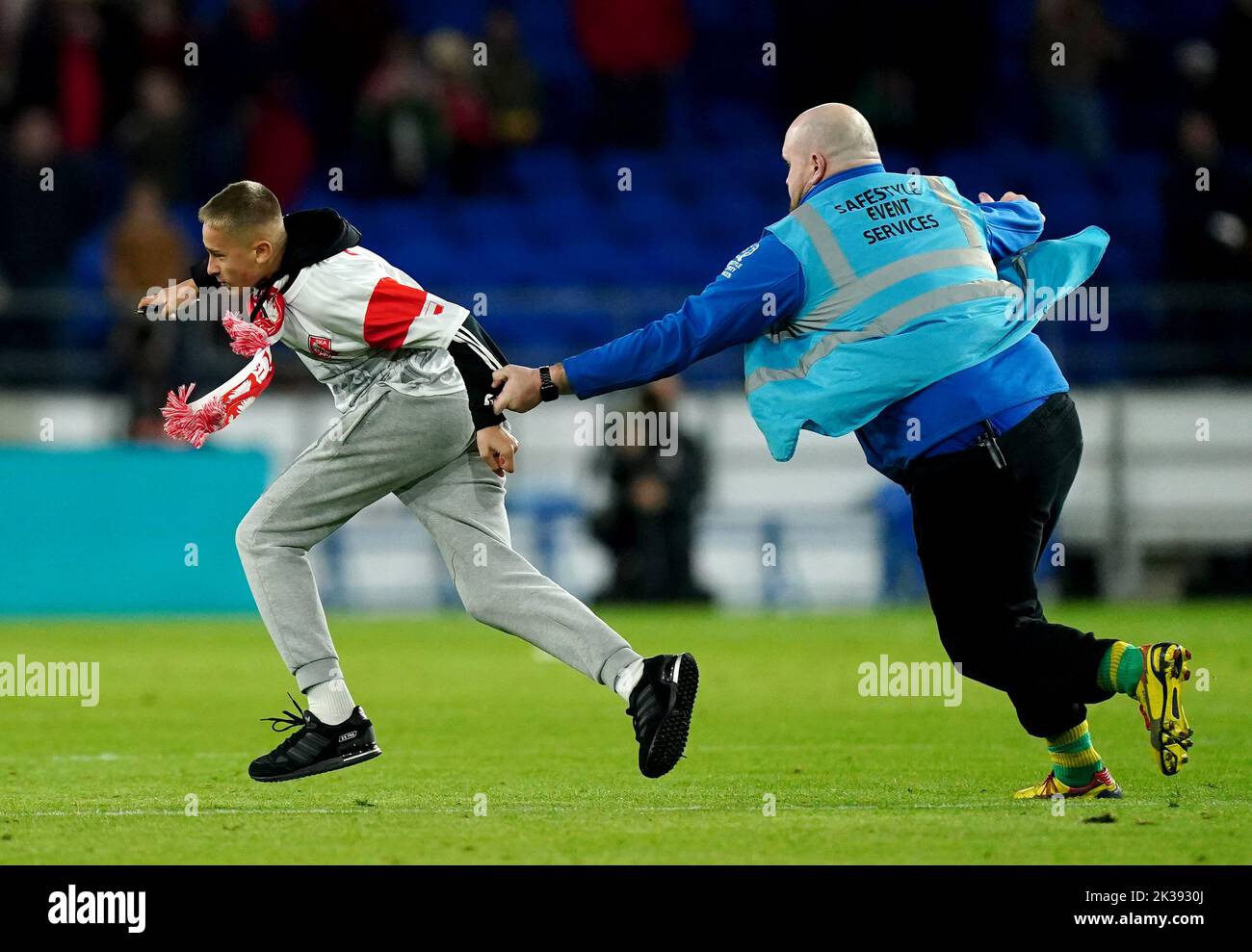 Un fan de Pologne envahit le terrain lors du match de l'UEFA Nations League Group A au Cardiff City Stadium, au pays de Galles. Date de la photo: Dimanche 25 septembre 2022. Banque D'Images