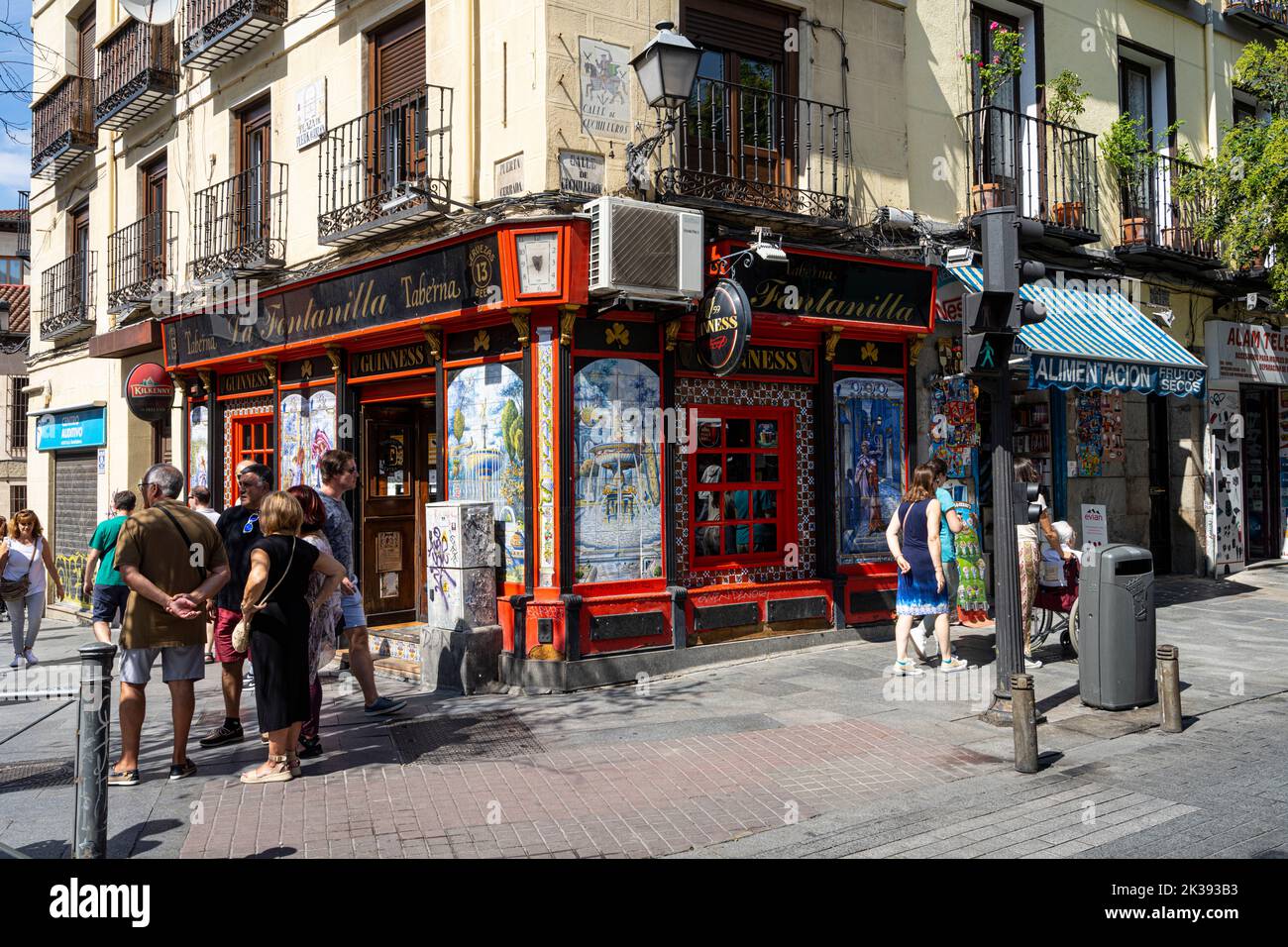 Madrid, Espagne, septembre 2022. Vue extérieure d'une taverne typique dans une rue du centre-ville Banque D'Images