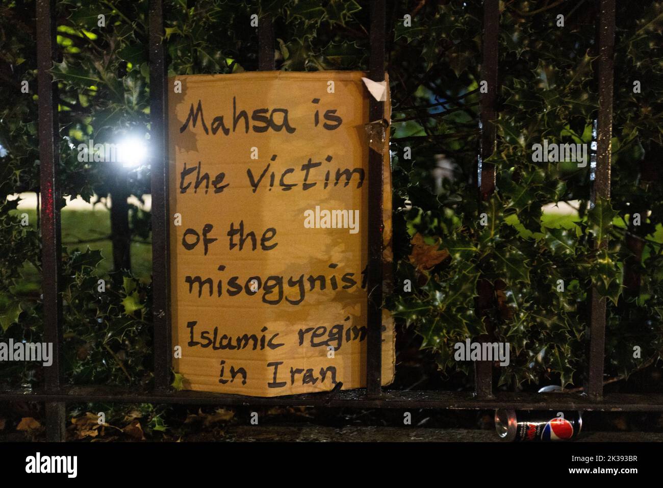 La scène devant l'ambassade iranienne dans le centre de Londres, après que les manifestants se soient affrontés avec la police alors qu'ils appellent à la fin de la République islamique d'Iran. Ils protestaient contre la mort de l'iranienne Mahsa Amini, une femme de 22 ans décédée en Iran alors qu'elle était en garde à vue, qui a été arrêtée par la police morale iranienne pour avoir prétendument violé son code vestimentaire strictement appliqué. Date de la photo: Dimanche 25 septembre 2022. Banque D'Images