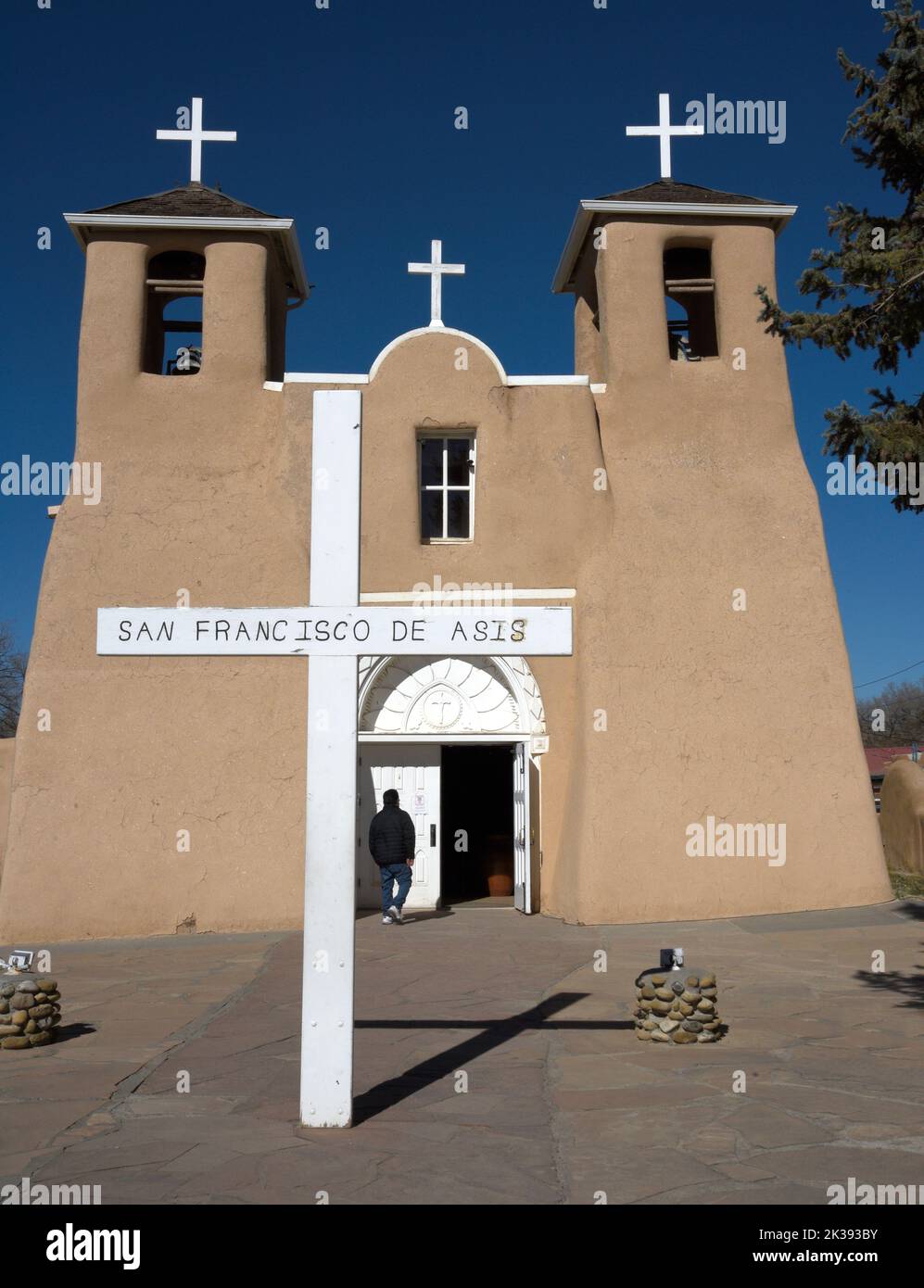 Une statue de Saint François d'Asis à l'église historique de la mission catholique Saint François de Asis datant du 18th siècle à Rancho de Taos, Nouveau-Mexique. Banque D'Images