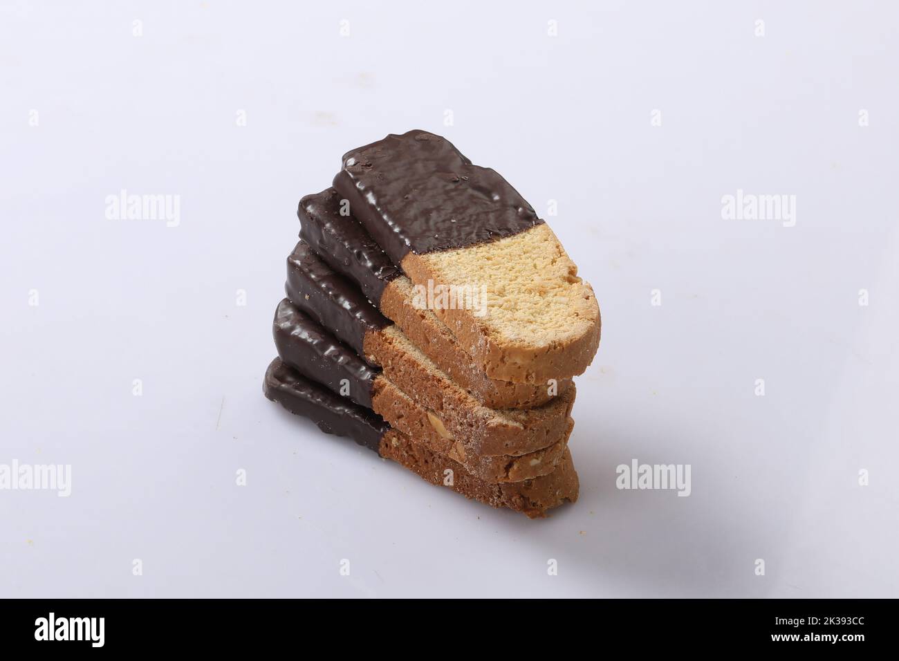 tranche de gâteau et gâteau sec isolés sur fond blanc Banque D'Images