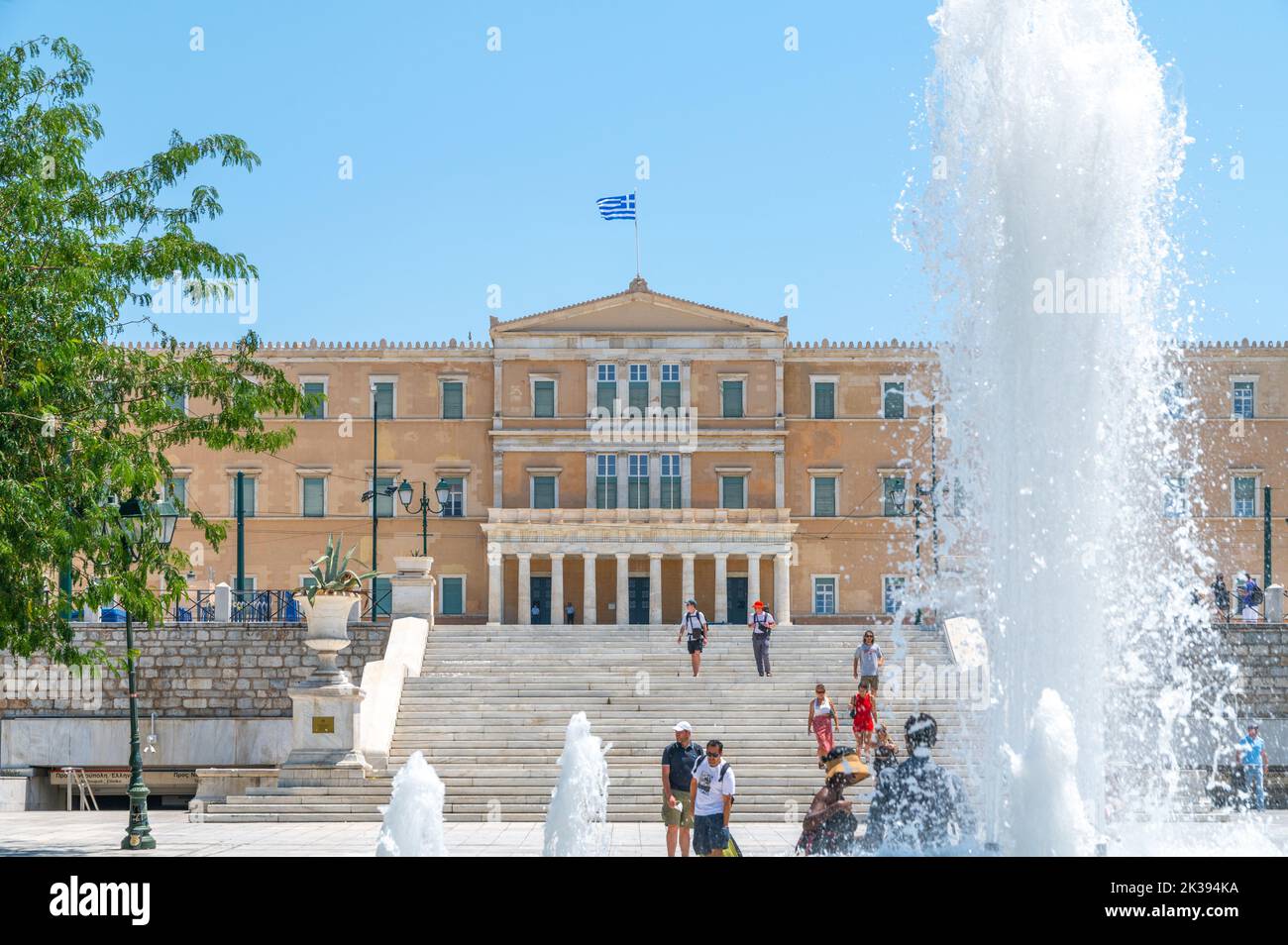 Fontaine sur la place Syntagma et le Parlement grec à Athènes un jour d'été Banque D'Images