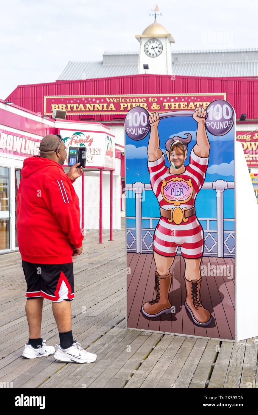 Photo Opportunity board à l'extérieur de Brittania Pier & Theatre, Marine Parade, Great Yarmouth, Norfolk, Angleterre, Royaume-Uni Banque D'Images