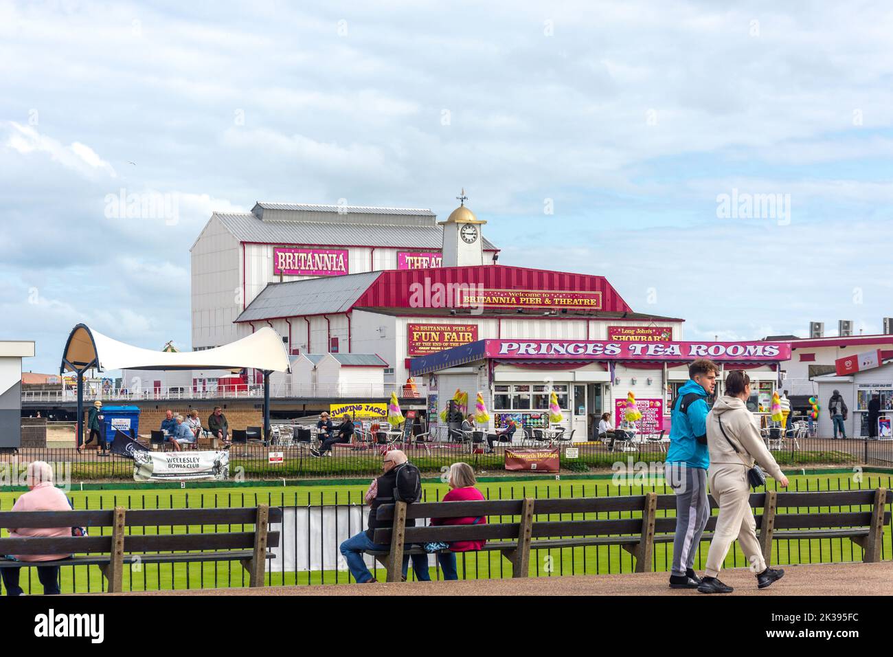 Brittania Pier et Bowling Green, Marine Parade, Great Yarmouth, Norfolk, Angleterre, Royaume-Uni Banque D'Images