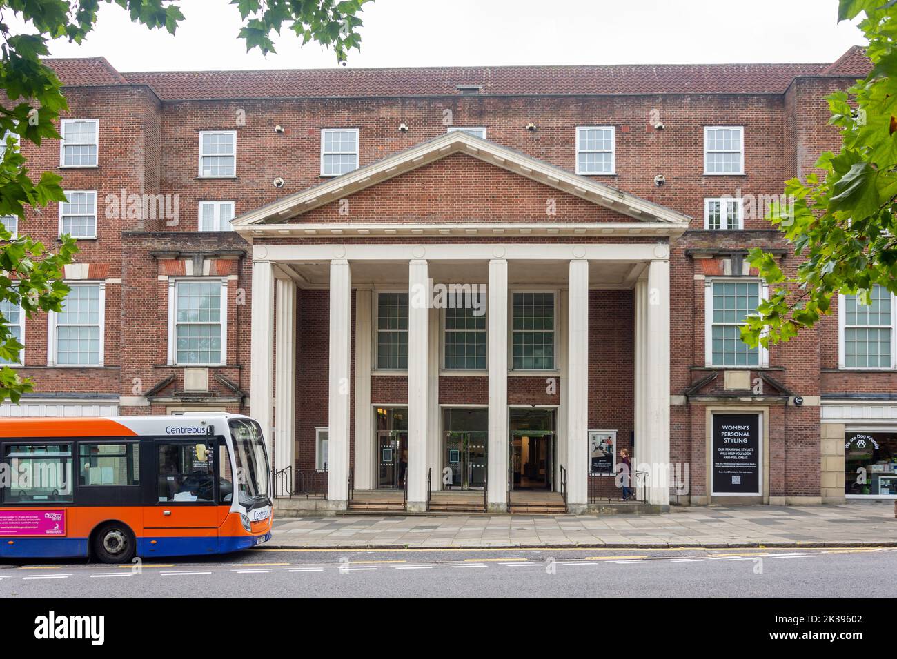 John Lewis & Partners Department Store, Bridge Road, Welwyn Garden City Centre, Hertfordshire, Angleterre, Royaume-Uni Banque D'Images