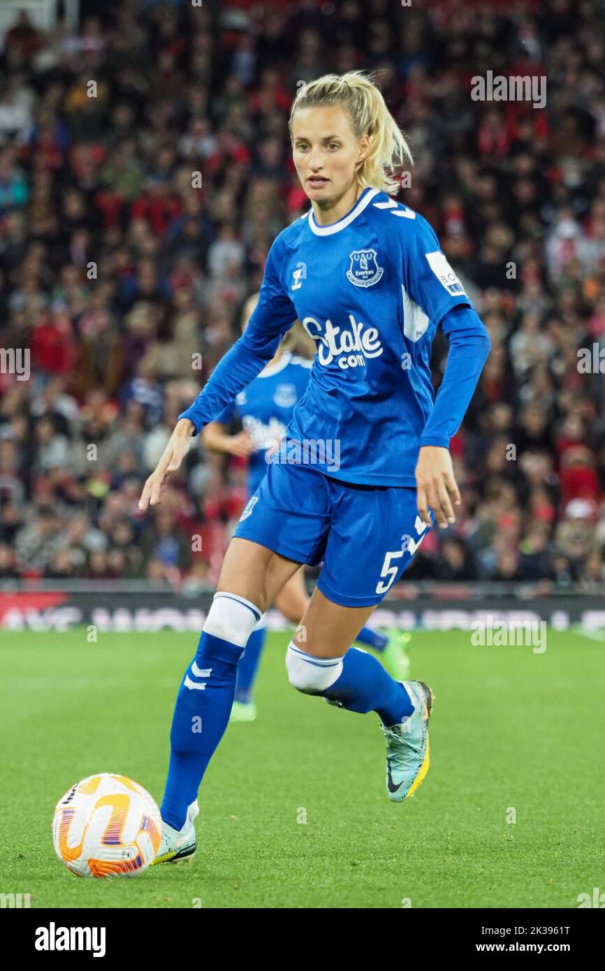 Liverpool, Royaume-Uni. 25th septembre 2022. Liverpool, Angleterre, 25 septembre 2022: Nathalie Bjorn (5 Everton) sur le ballon pendant le montage de la Super League Barclays Womens entre Liverpool et Everton à Anfield à Liverpool, Angleterre (Natalie Mincher/SPP) Credit: SPP Sport Press photo. /Alamy Live News Banque D'Images