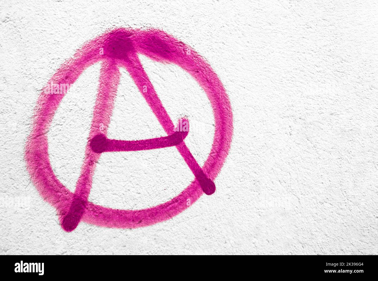 Symbole anarchie rose sur le mur. Idéal pour les textures, les arrière-plans et les concepts. Copier l'espace. Banque D'Images