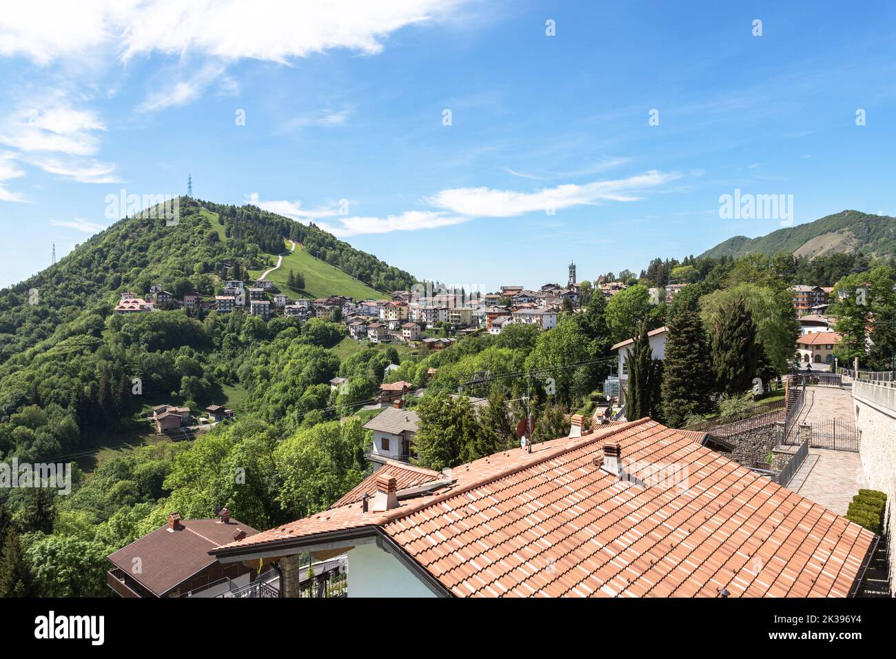 Magnifique paysage de la ville de Selvino Orobie Val Seriana. Selvino (BG), ITALIE - 17 mai 2022 Banque D'Images