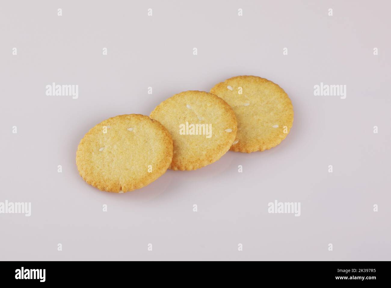 Biscuits au beurre, biscuits au chocolat, biscuits à la crème, isolés sur du blanc pour la conception de l'emballage. Banque D'Images