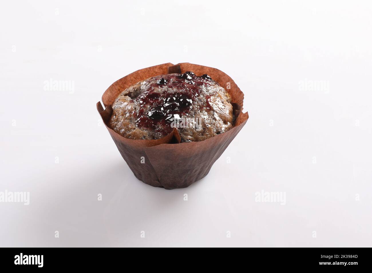 Gâteau d'anniversaire isolé sur fond blanc. Banque D'Images