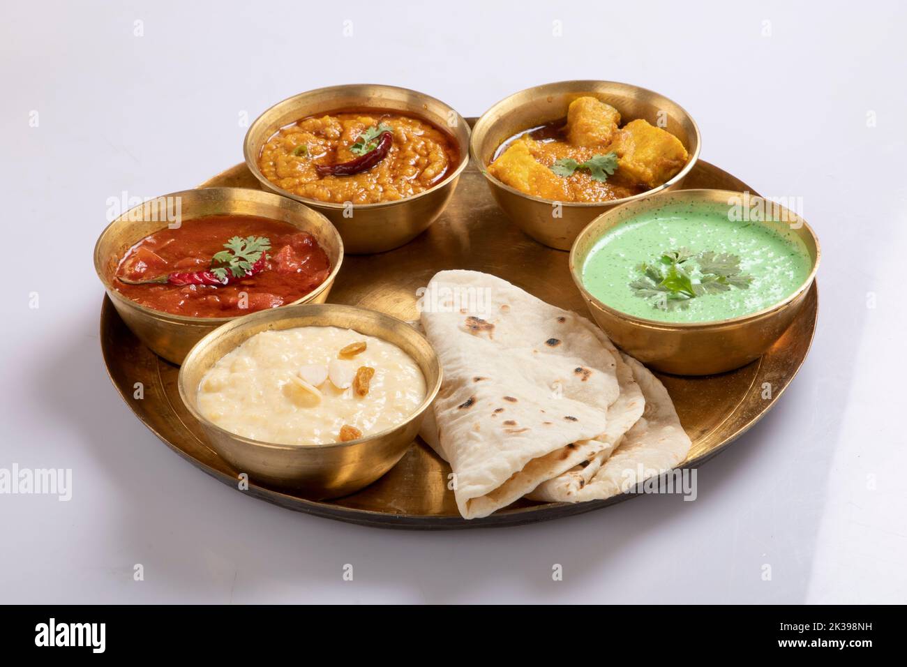 Indian Hindu Veg Thali / assiette alimentaire, foyer sélectif isolé sur fond blanc Banque D'Images
