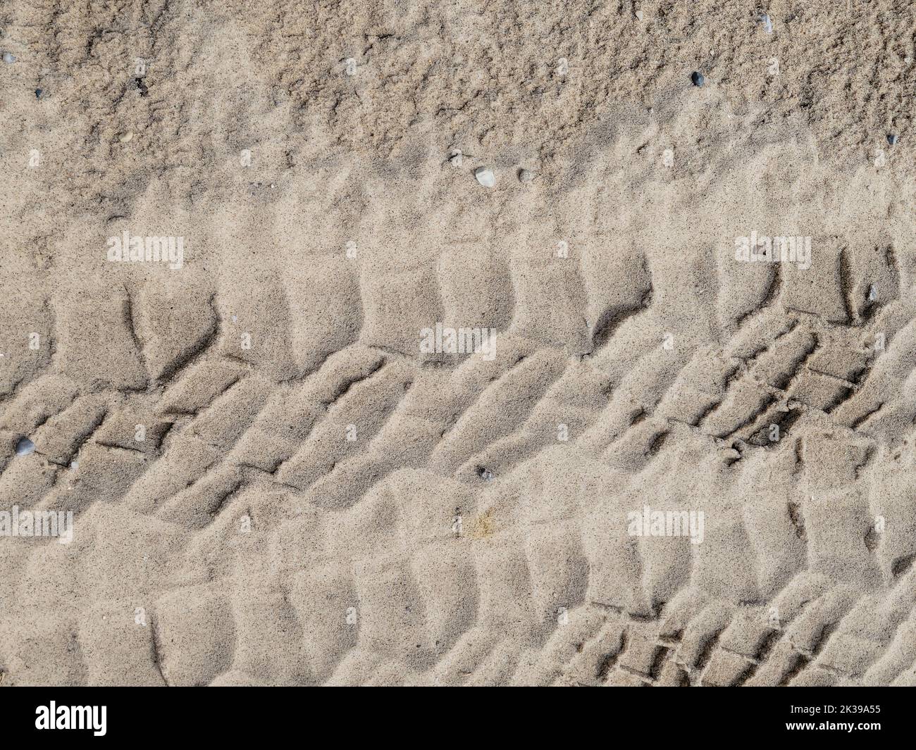 Gros plan sur les traces de pneus dans le sable de la plage Banque D'Images