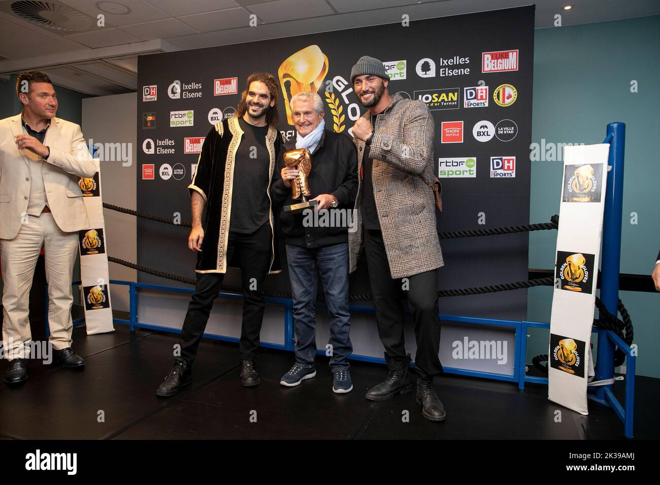 le réalisateur Adil El Arbi, le réalisateur Claude Lelouch et le réalisateur Bilal Fallah photographiés lors du spectacle de boxe Golden Gloves, dimanche 25 septembre 2022 à Bruxelles. BELGA PHOTO HATIM KAGHAT Banque D'Images