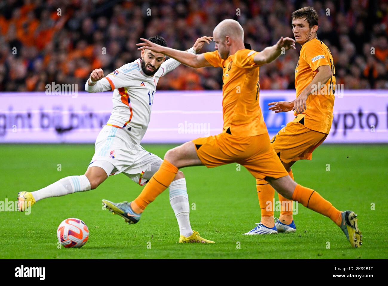 Yannick Carrasco en Belgique et Davy Klaassen aux pays-Bas se battent pour le ballon lors d'un match de football entre les pays-Bas et l'équipe nationale belge les Red Devils, dimanche 25 septembre 2022 à Amsterdam, aux pays-Bas, le sixième et dernier match de la Ligue des Nations A en groupe. BELGA PHOTO LAURIE DIEFFEMBACQ Banque D'Images