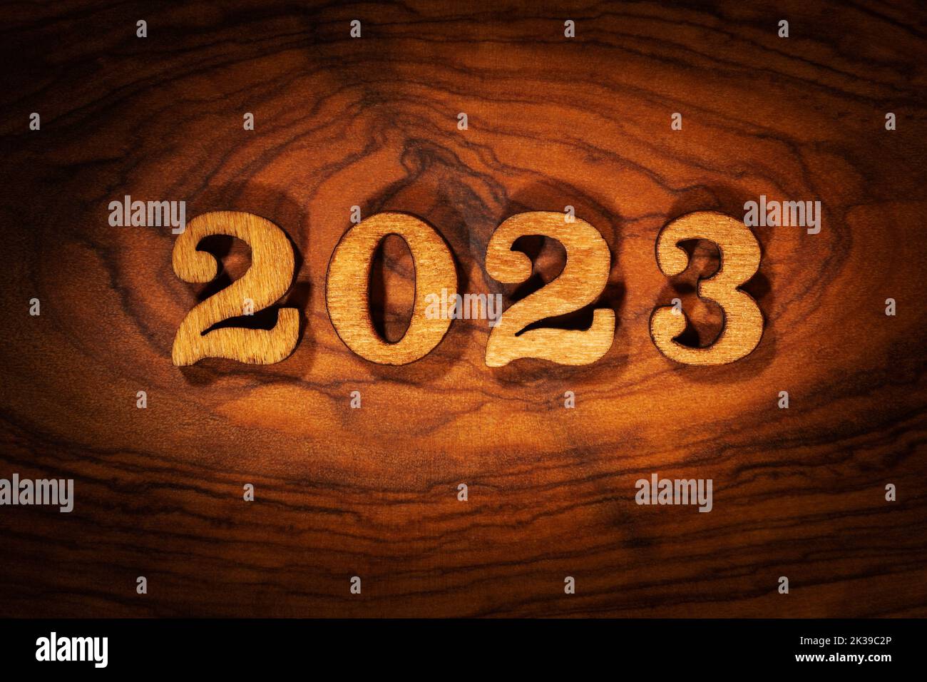 Nouvel an 2023 - Inscription par lettres en bois, carte de voeux Banque D'Images