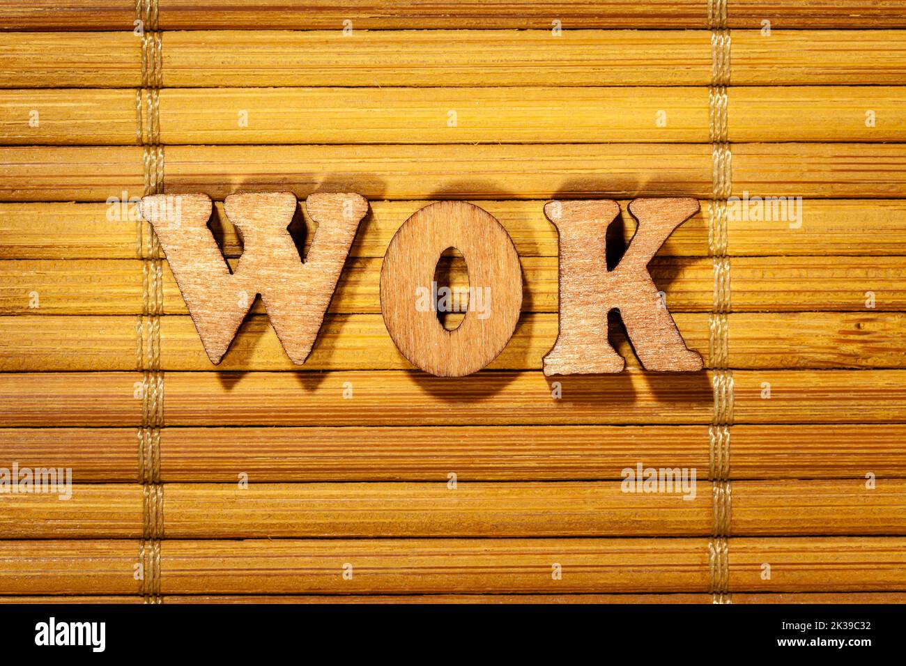 Mot wok - Inscription par des lettres en bois sur un tapis de bambou Banque D'Images