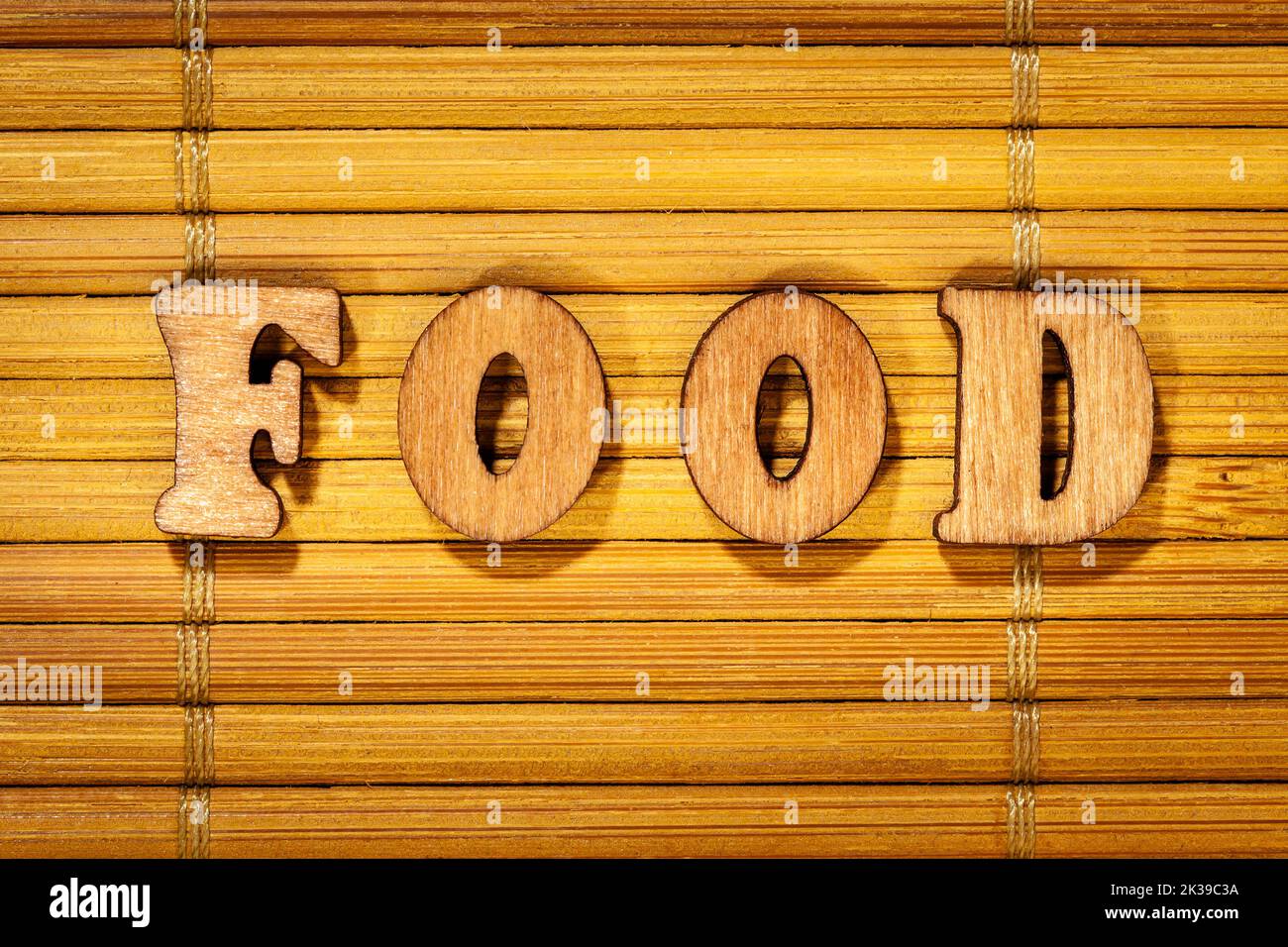 Food Word - Inscription par des lettres en bois sur un tapis de bambou Banque D'Images