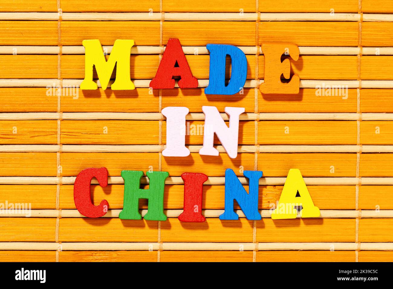 Fabriqué en Chine - Inscription par des lettres colorées sur le tapis de bambou asiatique Banque D'Images