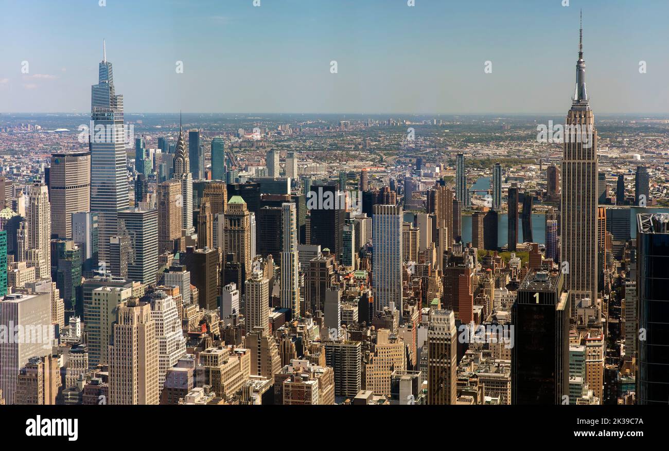 Vue aérienne de Manhattan en direction de l'East River et de Williamsburg, New York City, États-Unis Banque D'Images