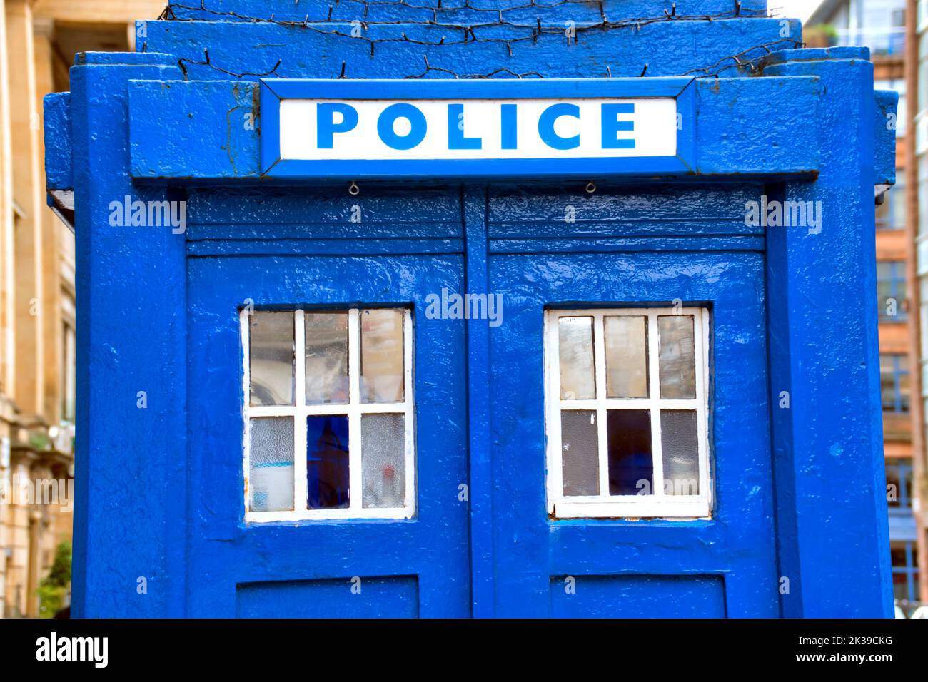 Boîte de police bleue Tardis à Ingram Street dans la ville marchande Glasgow, Écosse, Royaume-Uni Banque D'Images