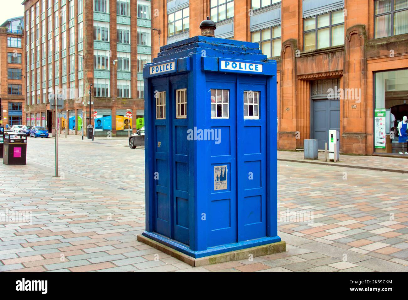 Boîte de police bleue Tardis à Ingram Street dans la ville marchande Glasgow, Écosse, Royaume-Uni Banque D'Images