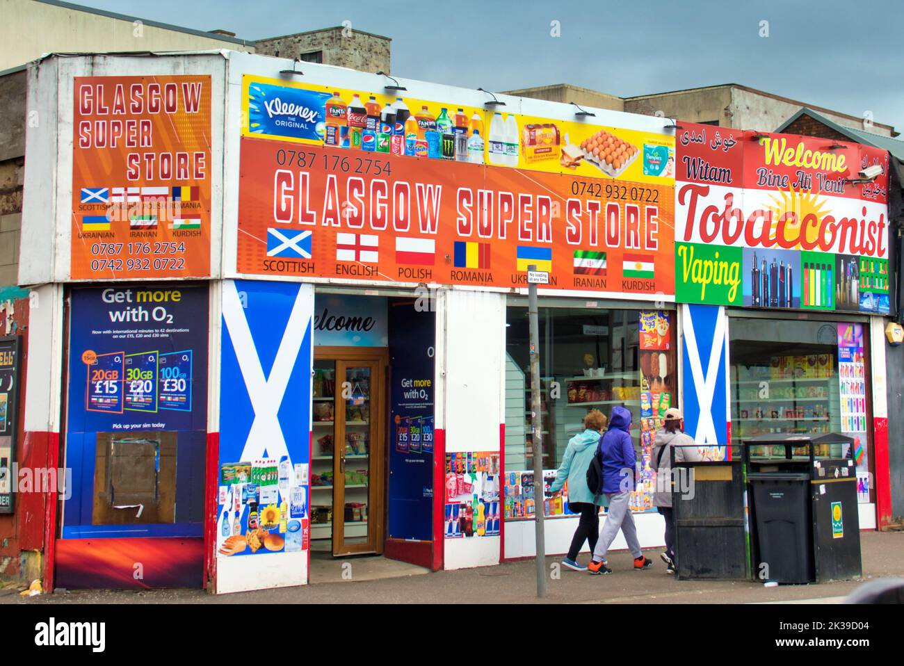 Boutiques multiculturelles dans le marché Galloway barras ou dans les troglows Glasgow, Écosse, Royaume-Uni Banque D'Images