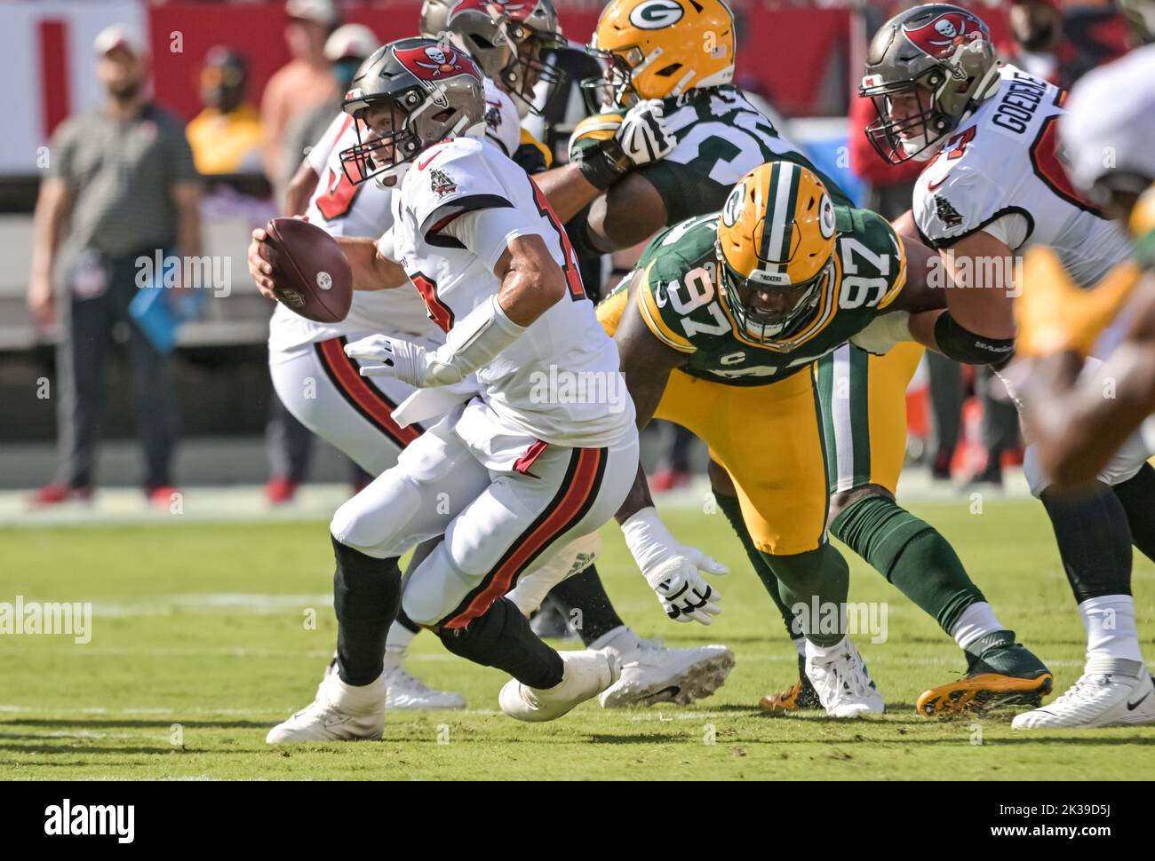 Tampa, États-Unis. 25th septembre 2022. Kenny Clark (97), les Packers de Green Bay, sacs le quarterback des Buccaneers de Tampa Bay, Tom Brady (12) durant la première moitié au stade Raymond James à Tampa, en Floride, dimanche, 25 septembre 2022. Photo de Steve Nesius/UPI crédit: UPI/Alamy Live News Banque D'Images